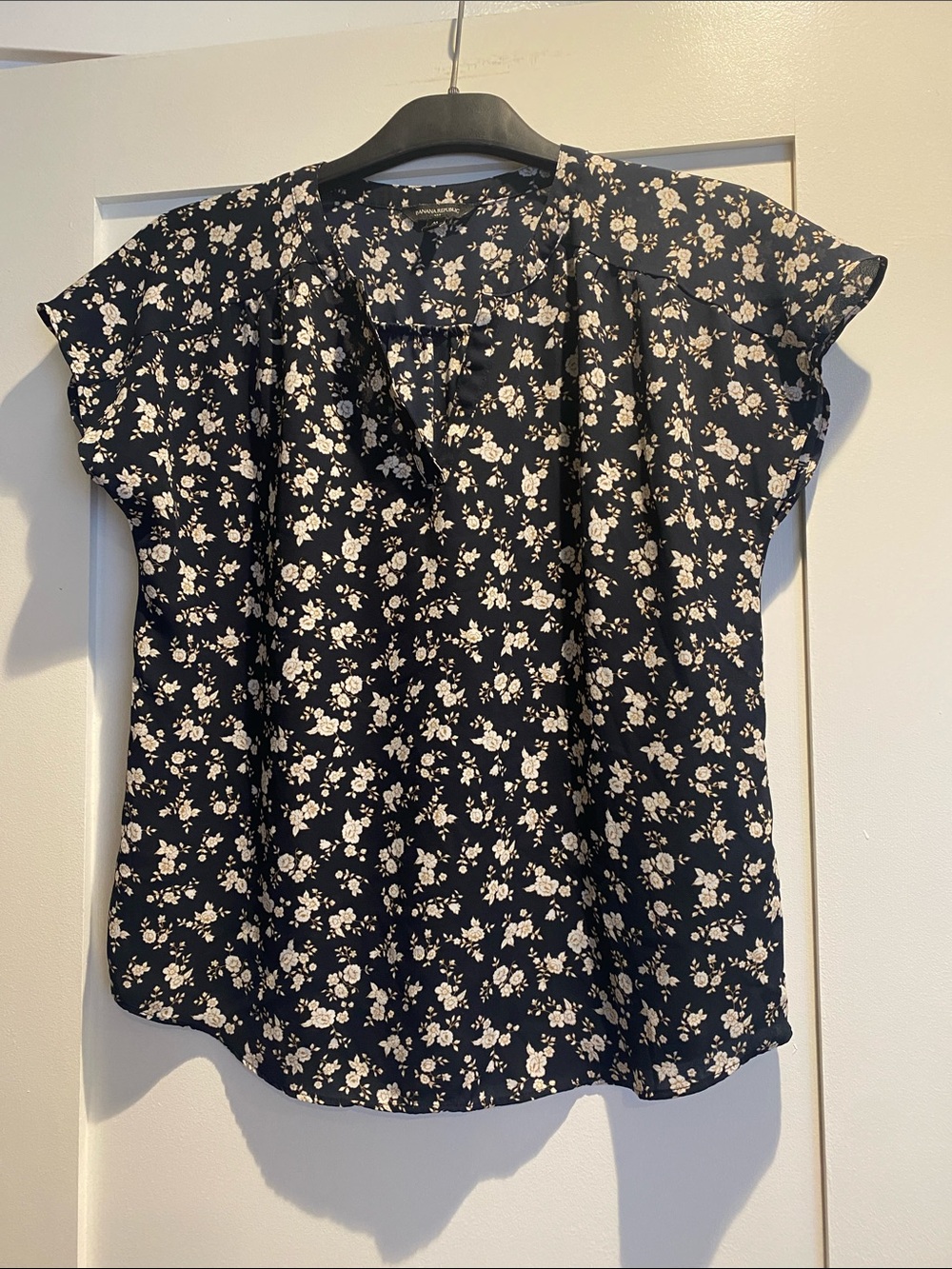 Banana Republic Navy and White Floral Short Sleeve Blouse. Size M